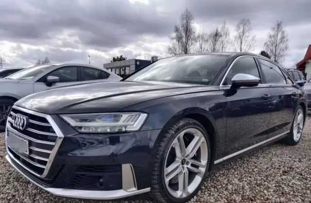 AUDI S8 