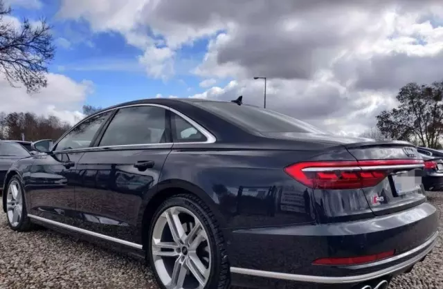 AUDI S8 