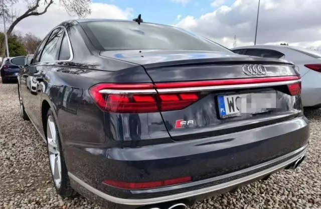 AUDI S8 