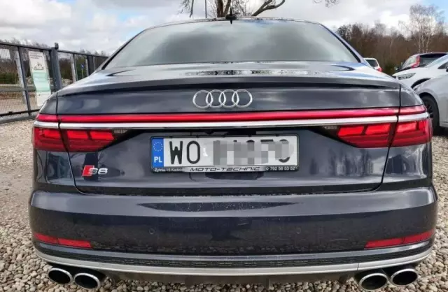 AUDI S8 