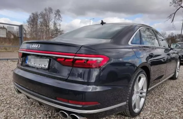 AUDI S8 