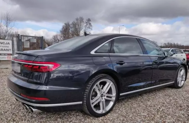 AUDI S8 