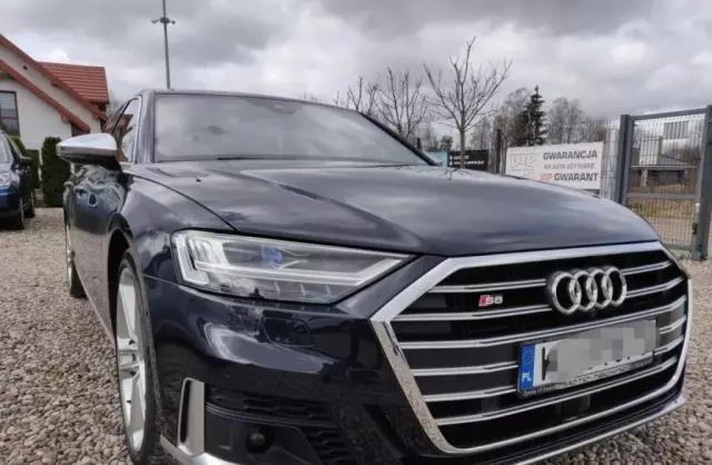 AUDI S8 