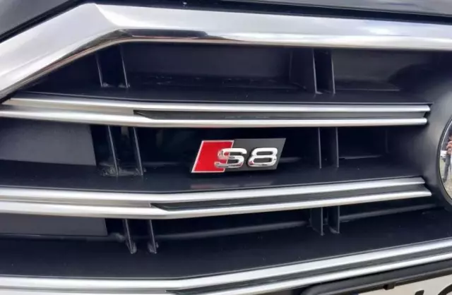 AUDI S8 