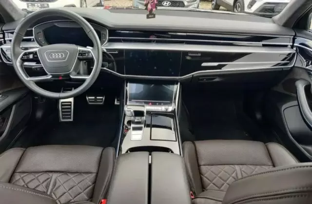 AUDI S8 