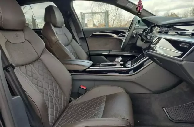 AUDI S8 
