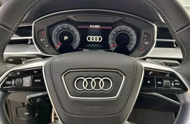 AUDI S8 