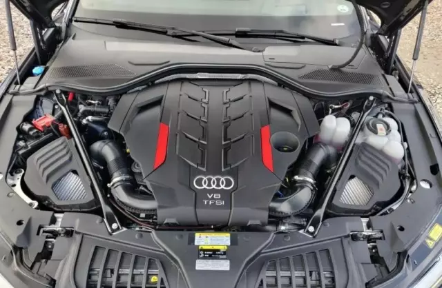 AUDI S8 