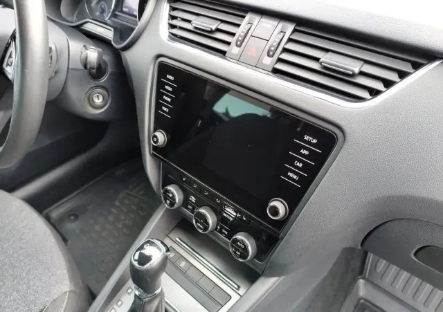 SKODA Octavia 1.6 TDI DSG Soleil