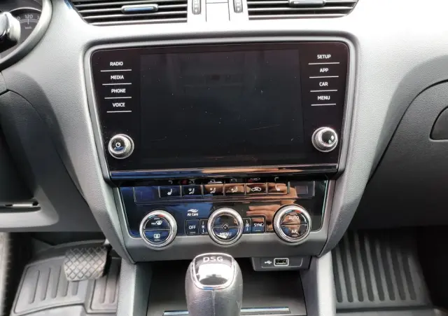 SKODA Octavia 1.6 TDI DSG Soleil