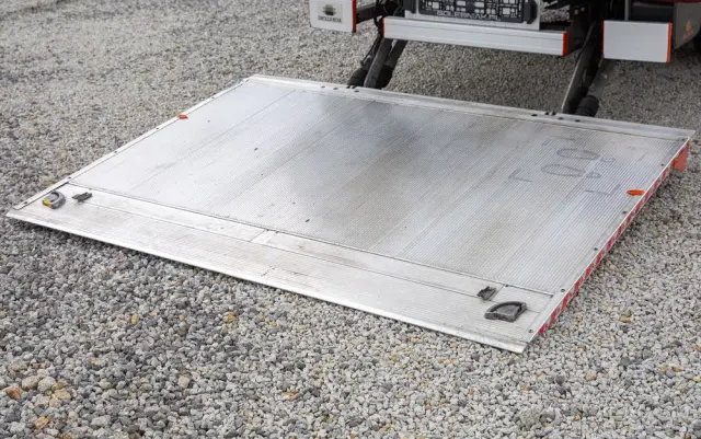 IVECO Daily 35C16 2.3 KONTENER + WINDA dHollandia 750kg koła bliźniaki 