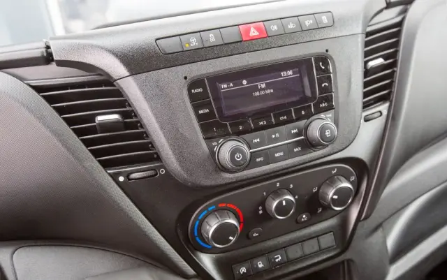 IVECO Daily 35C16 2.3 KONTENER + WINDA dHollandia 750kg koła bliźniaki 