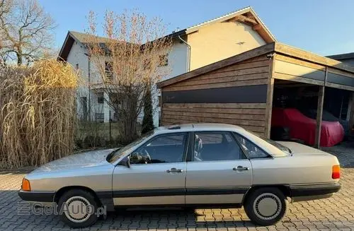AUDI 100 