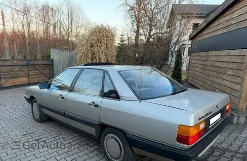 AUDI 100 
