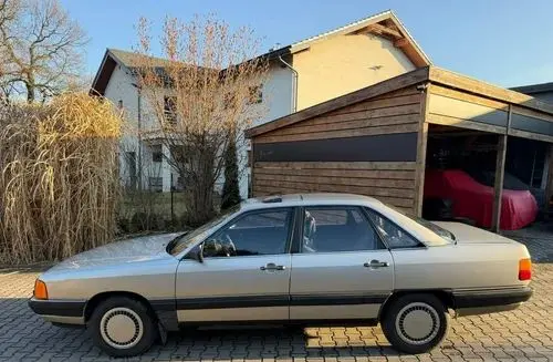 AUDI 100 