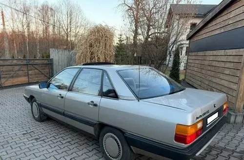 AUDI 100 