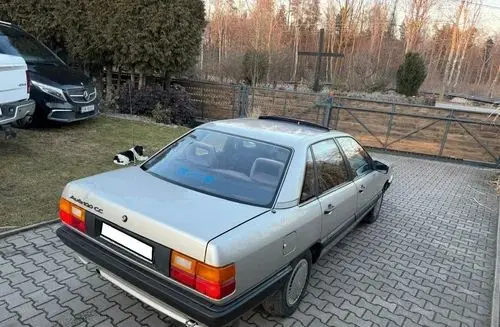 AUDI 100 