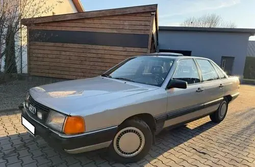 AUDI 100 