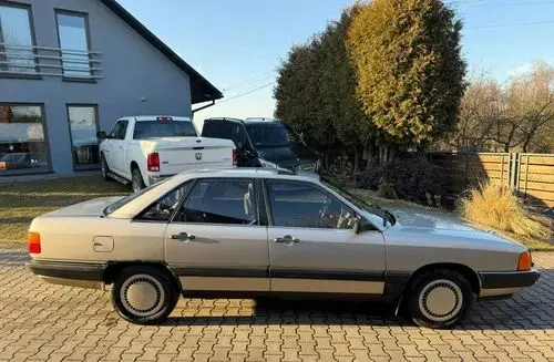 AUDI 100 