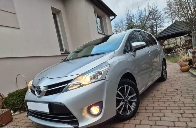 TOYOTA Verso 