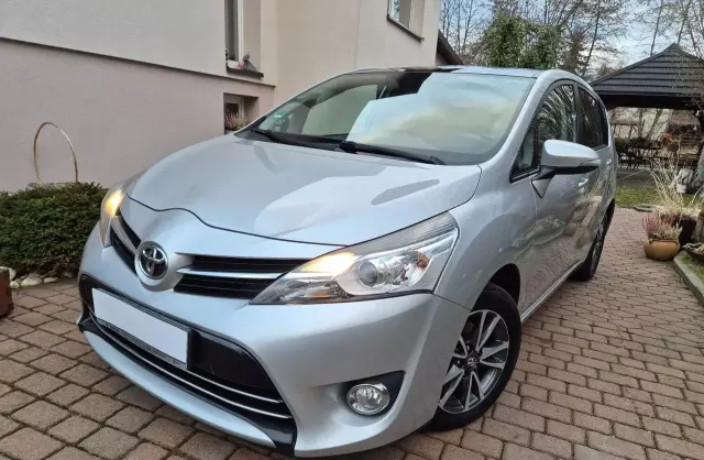TOYOTA Verso 