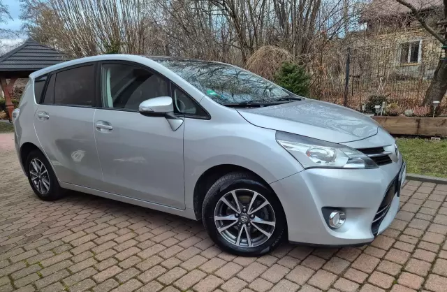 TOYOTA Verso 