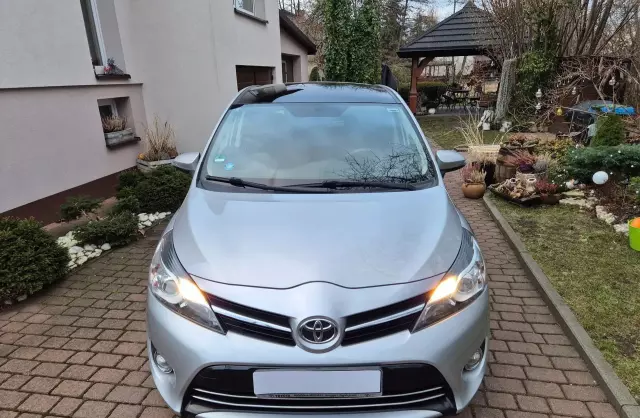 TOYOTA Verso 