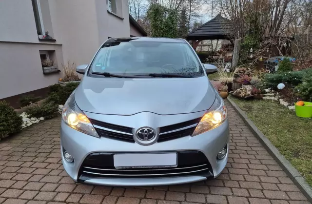 TOYOTA Verso 