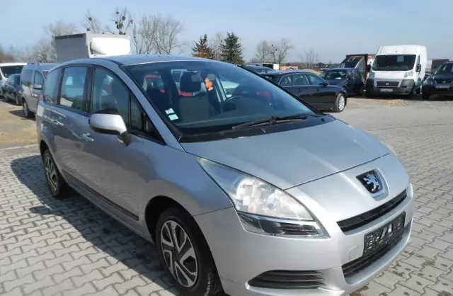 PEUGEOT 5008 