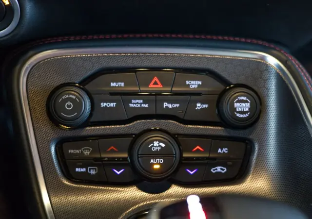 DODGE Challenger Automatik SXT Plus