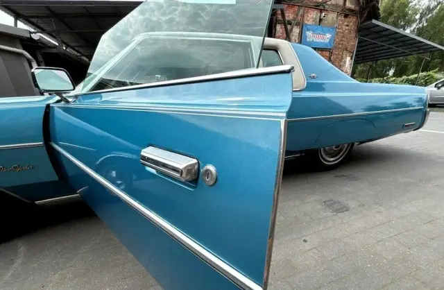 CHRYSLER New Yorker 