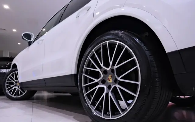 PORSCHE Cayenne Platinum Edition