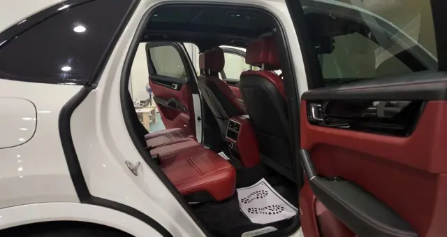 PORSCHE Cayenne Platinum Edition