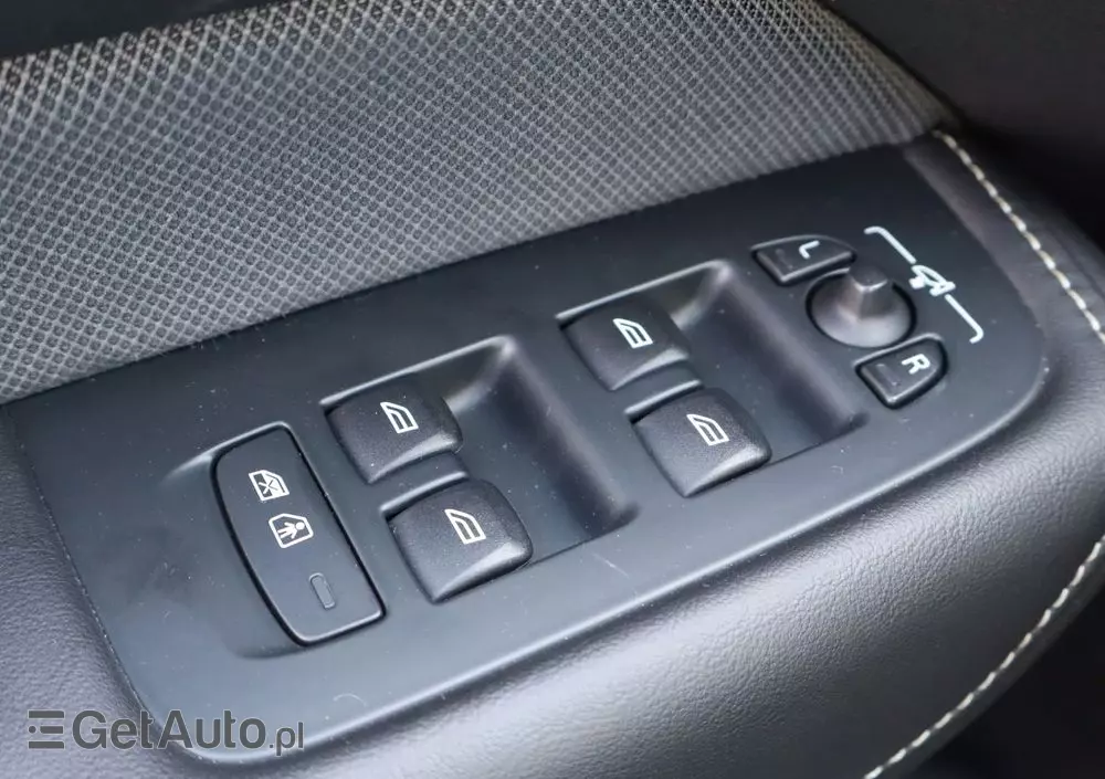 VOLVO XC 60 T5 AWD R-Design