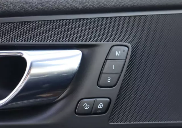 VOLVO XC 60 T5 AWD R-Design