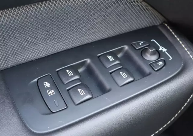 VOLVO XC 60 T5 AWD R-Design