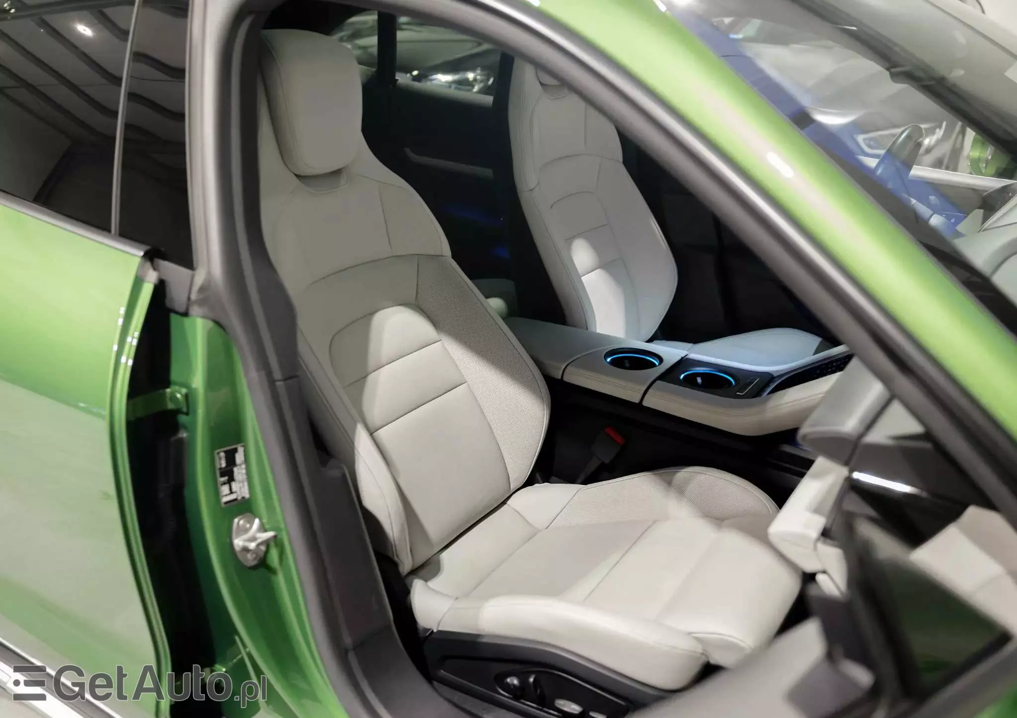 PORSCHE Taycan Standard