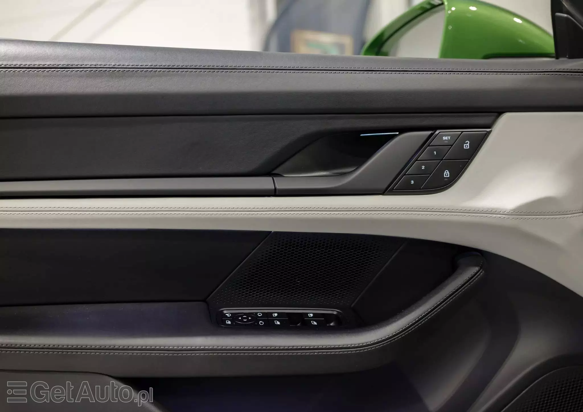 PORSCHE Taycan Standard