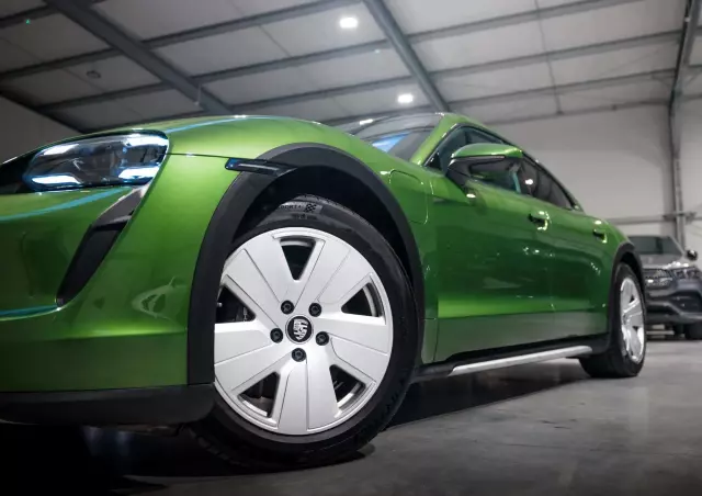 PORSCHE Taycan Standard