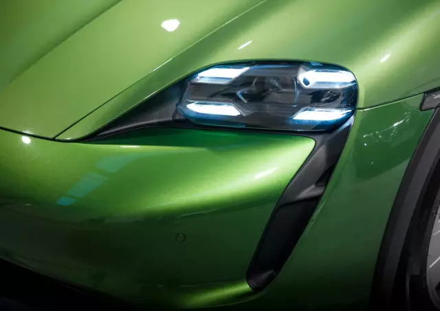 PORSCHE Taycan Standard