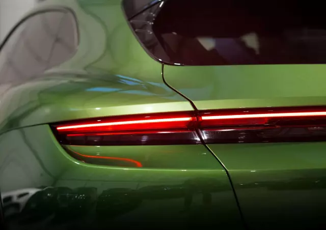 PORSCHE Taycan Standard