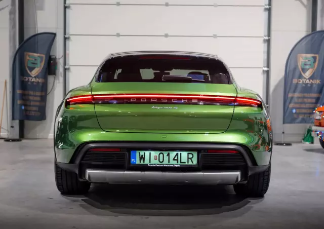 PORSCHE Taycan Standard