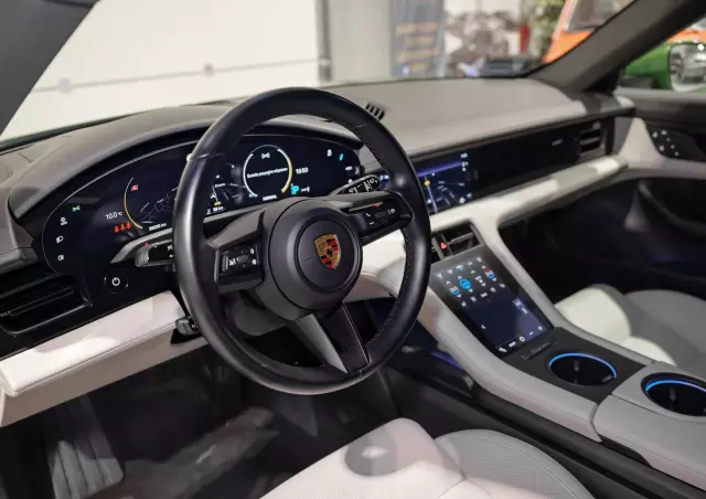 PORSCHE Taycan Standard