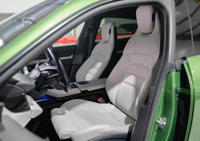 PORSCHE Taycan Standard