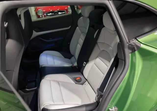 PORSCHE Taycan Standard