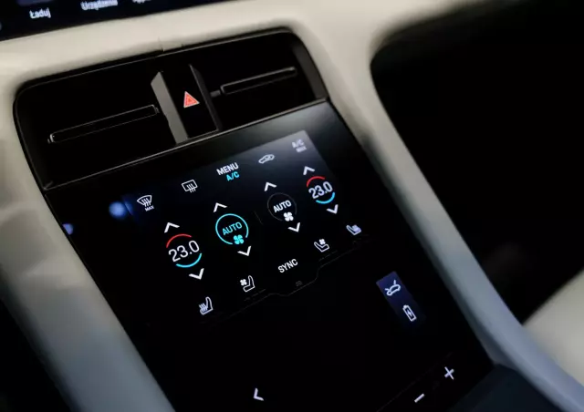 PORSCHE Taycan Standard