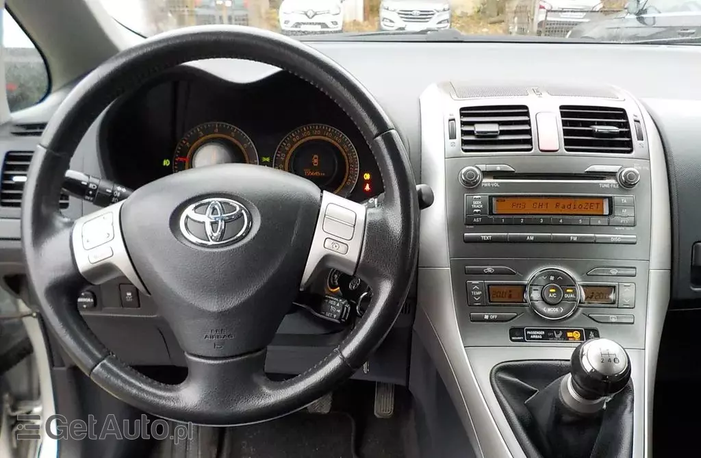 TOYOTA Auris 