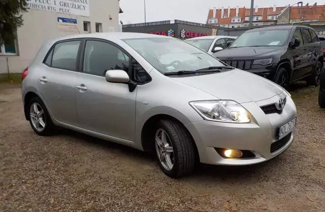 TOYOTA Auris 