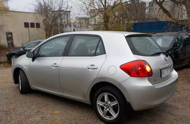 TOYOTA Auris 