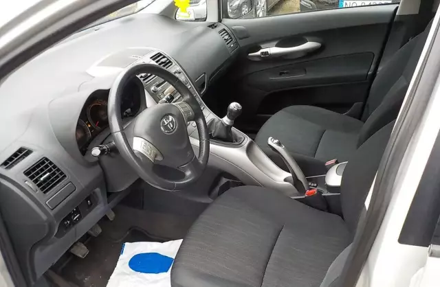 TOYOTA Auris 